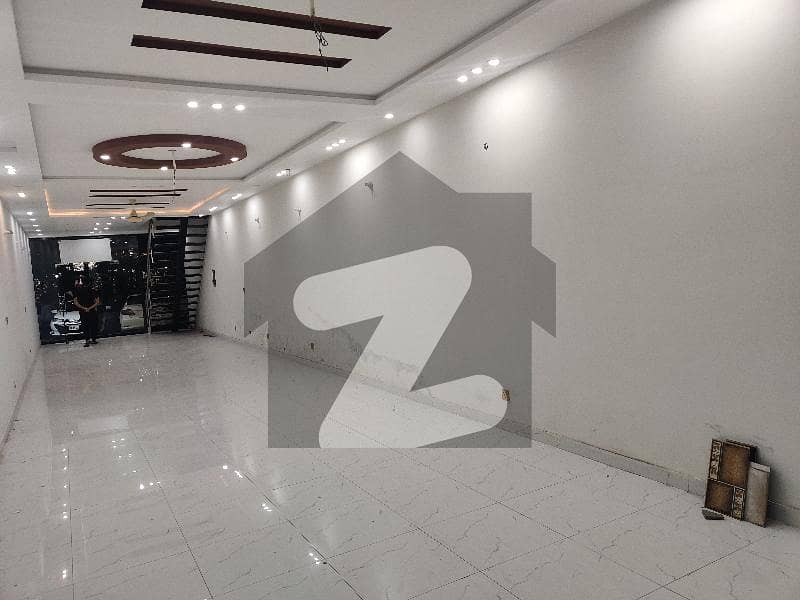پی آئی اے مین بلیوارڈ لاہور میں 1.13 کنال عمارت 3.8 لاکھ میں کرایہ پر دستیاب ہے۔