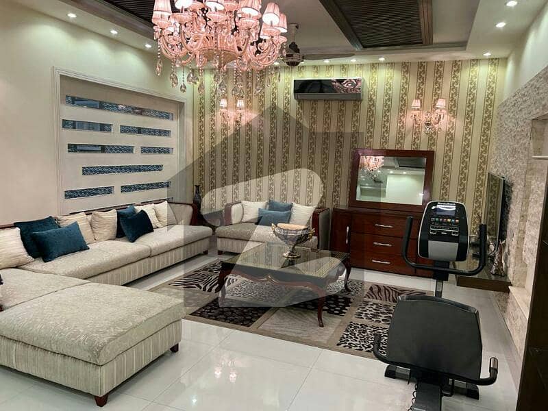 ڈی ایچ اے فیز 5 - بلاک اے فیز 5 ڈیفنس (ڈی ایچ اے) لاہور میں 6 کمروں کا 1.1 کنال مکان 9.25 کروڑ میں برائے فروخت۔