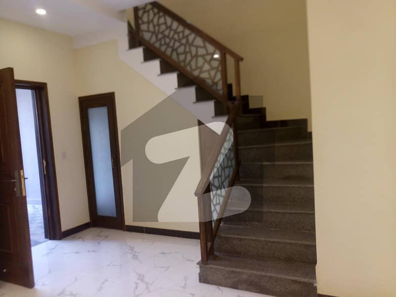 ڈیوائن گارڈنز لاہور میں 3 کمروں کا 5 مرلہ مکان 2 کروڑ میں برائے فروخت۔