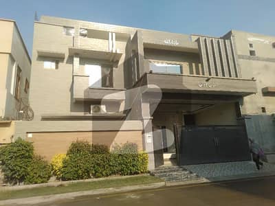رضا ٹاؤن فیصل آباد میں 5 کمروں کا 10 مرلہ مکان 3.1 کروڑ میں برائے فروخت۔