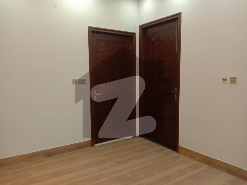 204 چک روڈ فیصل آباد میں 4 مرلہ عمارت 3 کروڑ میں برائے فروخت۔