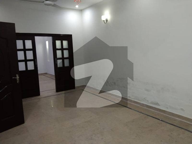 اسٹیٹ لائف ہاؤسنگ سوسائٹی لاہور میں 4 کمروں کا 10 مرلہ مکان 1 لاکھ میں کرایہ پر دستیاب ہے۔