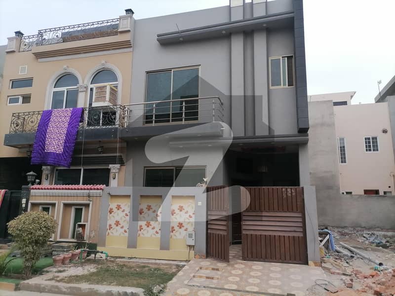 Prime Location House In Al-Kabir Town - Phase 2 Sized 3 Marla Is Available