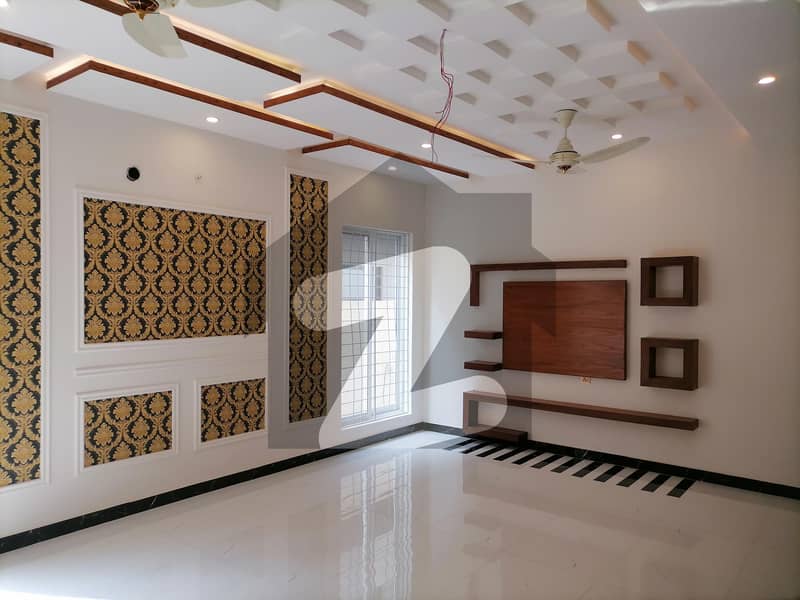 ویلینشیاء ۔ بلاک سی 1 ویلینشیاء ہاؤسنگ سوسائٹی لاہور میں 5 کمروں کا 1 کنال مکان 7 کروڑ میں برائے فروخت۔