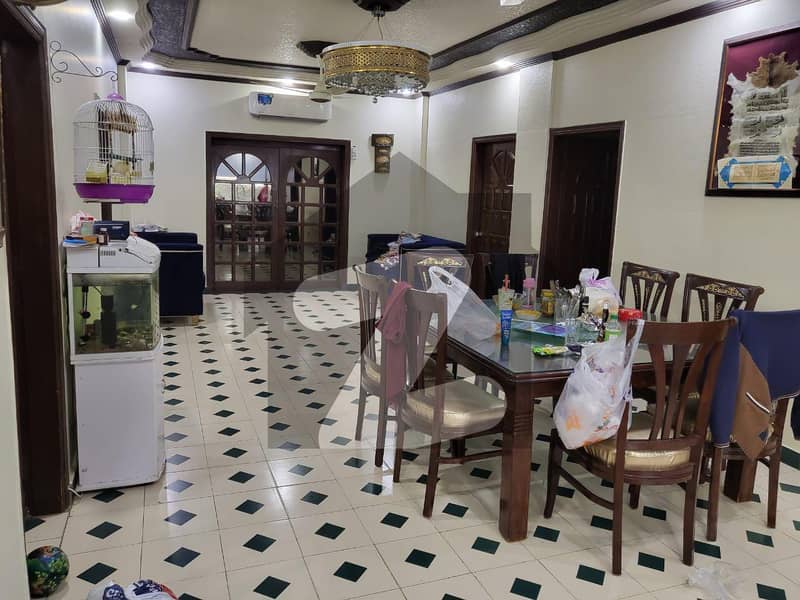 سولجر بازار نمبر 3 سولجر بازار جمشید ٹاؤن کراچی میں 4 کمروں کا 11 مرلہ مکان 3.6 کروڑ میں برائے فروخت۔