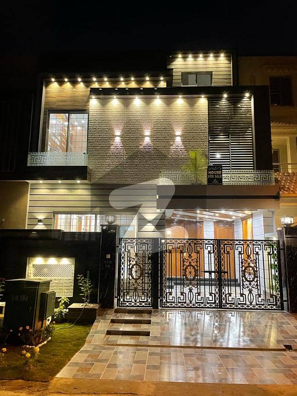 5 Marla Luxury House With international lifestyle Available In bahria Town Lahore