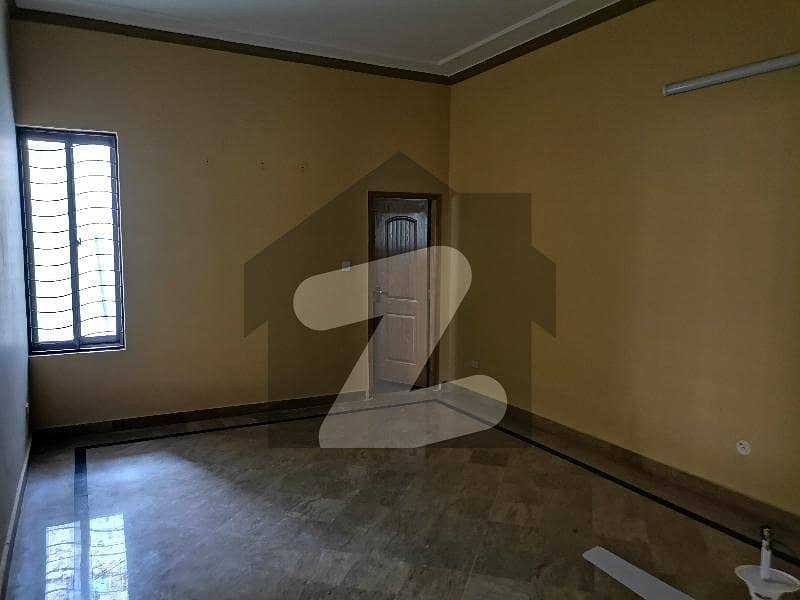 بریج کالونی کینٹ لاہور میں 6 کمروں کا 1.2 کنال مکان 3 لاکھ میں کرایہ پر دستیاب ہے۔