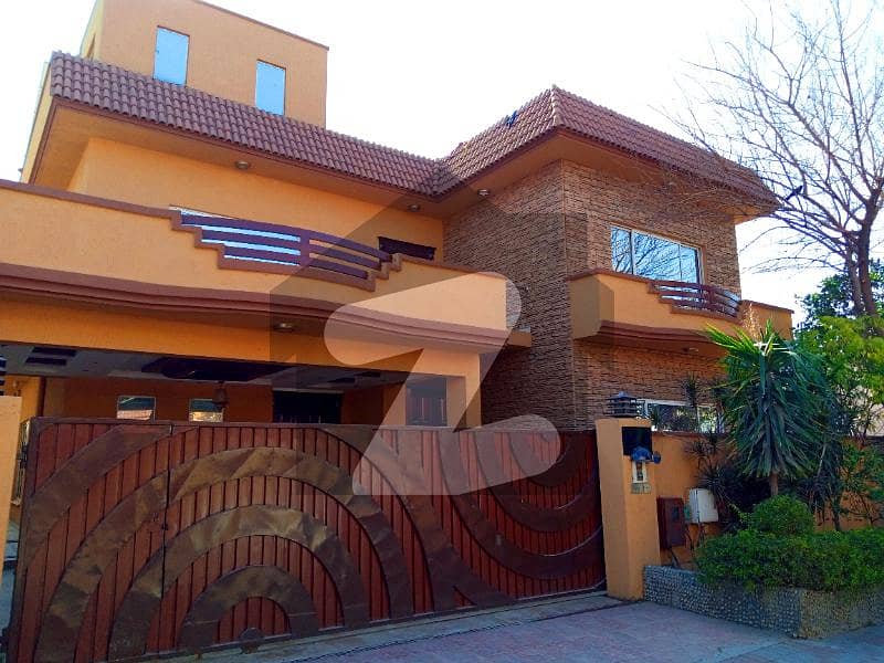1 Kanal Beautiful House Up For Sale