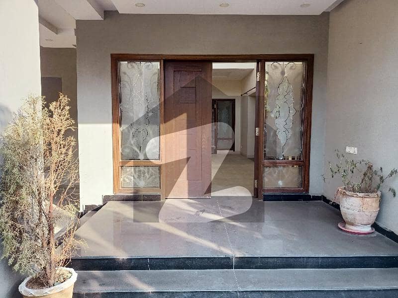 ڈیوائن گارڈنز لاہور میں 5 کمروں کا 1 کنال مکان 1.8 لاکھ میں کرایہ پر دستیاب ہے۔