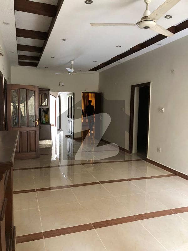 ماڈل ٹاؤن ۔ بلاک ایم ماڈل ٹاؤن لاہور میں 2 کمروں کا 10 مرلہ زیریں پورشن 55 ہزار میں کرایہ پر دستیاب ہے۔