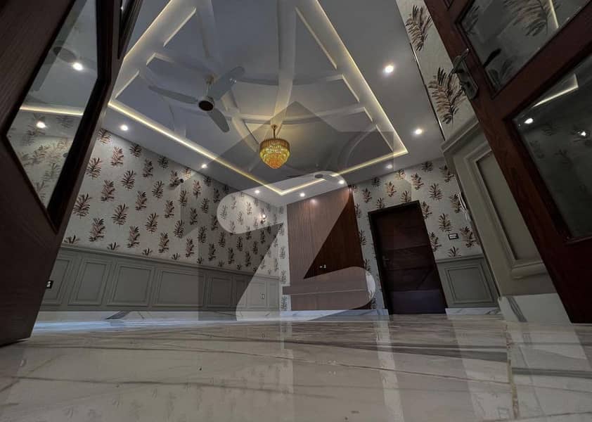 10 Marla Luxurious House Available For Rent