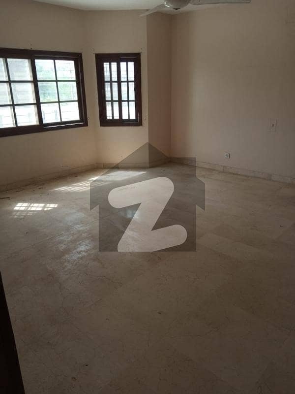 کلفٹن ۔ بلاک 9 کلفٹن کراچی میں 3 کمروں کا 12 مرلہ بالائی پورشن 4 کروڑ میں برائے فروخت۔