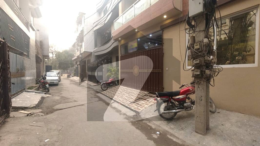 عباس بلاک مصطفیٰ ٹاؤن لاہور میں 4 کمروں کا 5 مرلہ مکان 2.1 کروڑ میں برائے فروخت۔