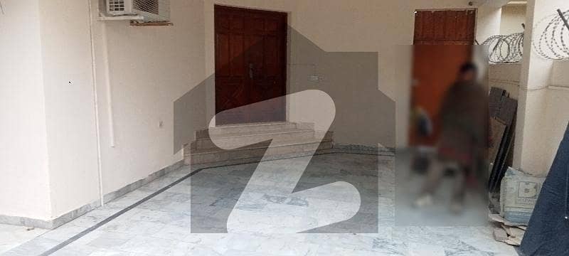 ایف ۔ 11/2 ایف ۔ 11 اسلام آباد میں 6 کمروں کا 1 کنال مکان 5.5 لاکھ میں کرایہ پر دستیاب ہے۔