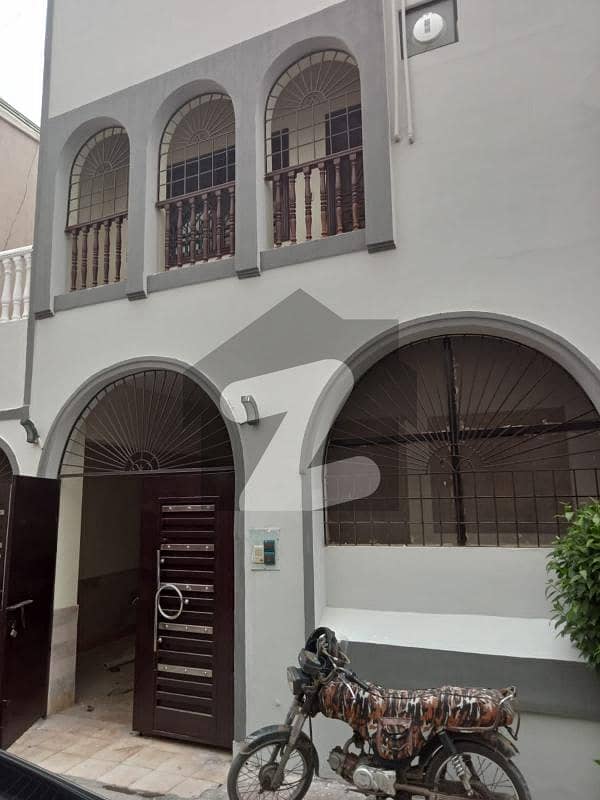 کلفٹن ۔ بلاک 9 کلفٹن کراچی میں 4 کمروں کا 11 مرلہ مکان 6 کروڑ میں برائے فروخت۔