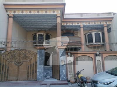 آفیسرز کالونی 2 فیصل آباد میں 6 کمروں کا 19 مرلہ مکان 5 کروڑ میں برائے فروخت۔