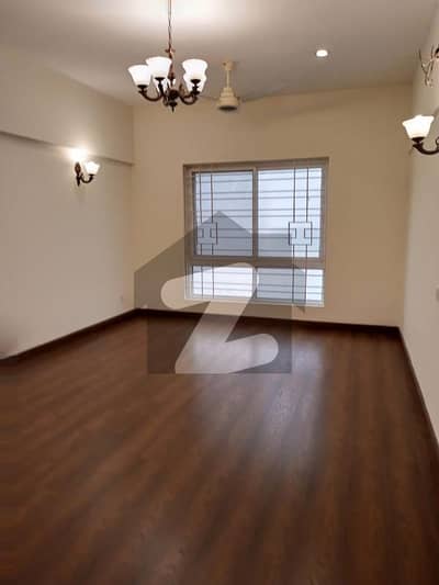 کلفٹن ۔ بلاک 2 کلفٹن کراچی میں 3 کمروں کا 10 مرلہ فلیٹ 4.8 کروڑ میں برائے فروخت۔