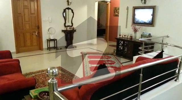 ڈی ایچ اے فیز 4 ڈی ایچ اے کراچی میں 4 کمروں کا 12 مرلہ مکان 7.5 کروڑ میں برائے فروخت۔