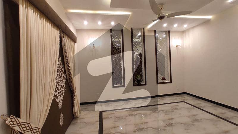 بحریہ ٹاؤن ۔ سیکٹر ایف بحریہ ٹاؤن لاہور میں 5 کمروں کا 10 مرلہ فلیٹ 3.8 کروڑ میں برائے فروخت۔
