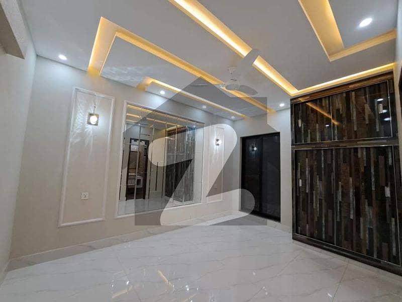 ائیر لائن ہاؤسنگ سوسائٹی لاہور میں 11 کمروں کا 10 مرلہ عمارت 4.5 لاکھ میں کرایہ پر دستیاب ہے۔