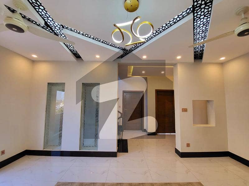 ٹاپ سٹی 1 - بلاک اے ٹاپ سٹی 1 اسلام آباد میں 4 کمروں کا 10 مرلہ مکان 3.9 کروڑ میں برائے فروخت۔
