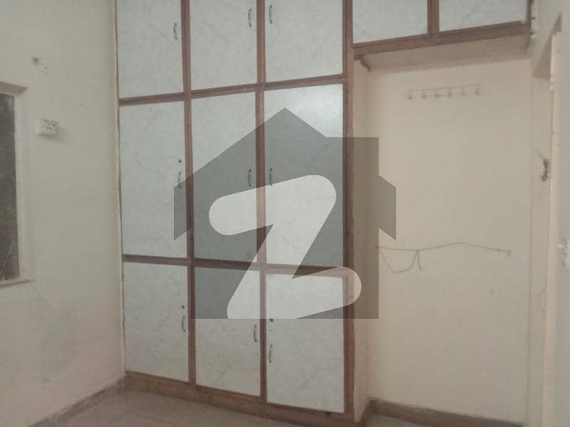 علامہ اقبال ٹاؤن لاہور میں 2 کمروں کا 5 مرلہ فلیٹ 26 ہزار میں کرایہ پر دستیاب ہے۔