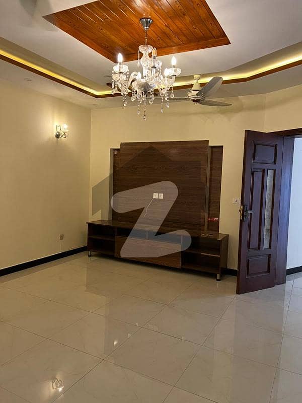 زراج ہاؤسنگ سکیم اسلام آباد میں 5 کمروں کا 10 مرلہ مکان 3.65 کروڑ میں برائے فروخت۔