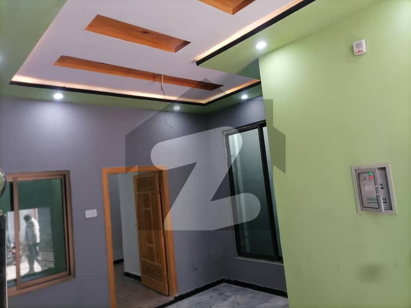 ڈلا زیک روڈ پشاور میں 5 کمروں کا 3 مرلہ مکان 1.05 کروڑ میں برائے فروخت۔