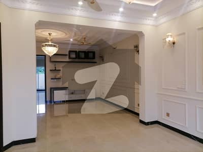 بینکرز کوآپریٹو ہاؤسنگ سوسائٹی لاہور میں 5 کمروں کا 10 مرلہ مکان 3.5 کروڑ میں برائے فروخت۔