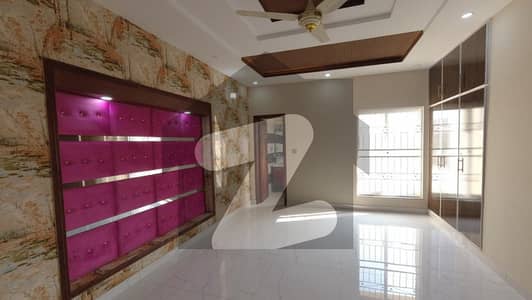 ایل ڈی اے ایوینیو ۔ بلاک جے ایل ڈی اے ایوینیو لاہور میں 6 کمروں کا 10 مرلہ مکان 3.5 کروڑ میں برائے فروخت۔