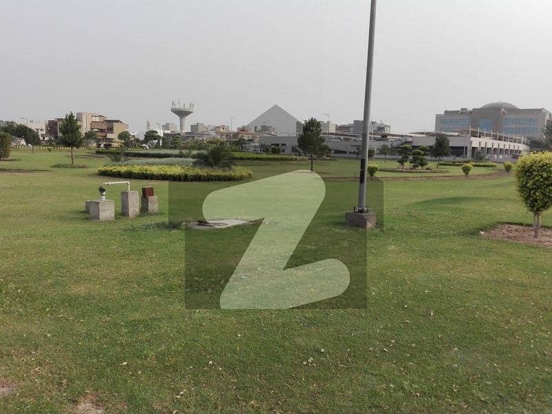 ڈی ایچ اے فیز 6 ڈیفنس (ڈی ایچ اے) لاہور میں 1 کنال رہائشی پلاٹ 4 کروڑ میں برائے فروخت۔