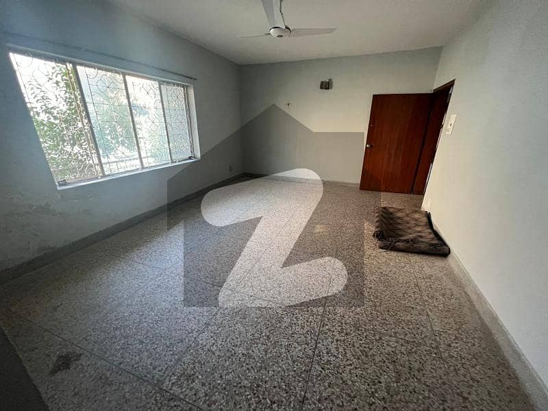 ایف ۔ 7 اسلام آباد میں 5 کمروں کا 1.33 کنال مکان 30 کروڑ میں برائے فروخت۔