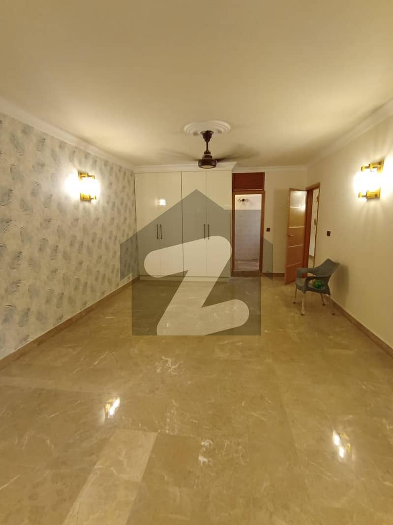 350 Square Yards House Ideally Situated In Clifton Block 5 Clifton