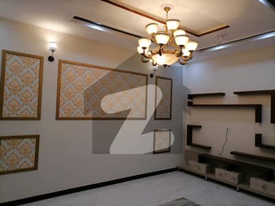پی جی ای سی ایچ ایس فیز 1 پنجاب گورنمنٹ ایمپلائیز سوسائٹی لاہور میں 5 کمروں کا 8 مرلہ مکان 2.5 کروڑ میں برائے فروخت۔