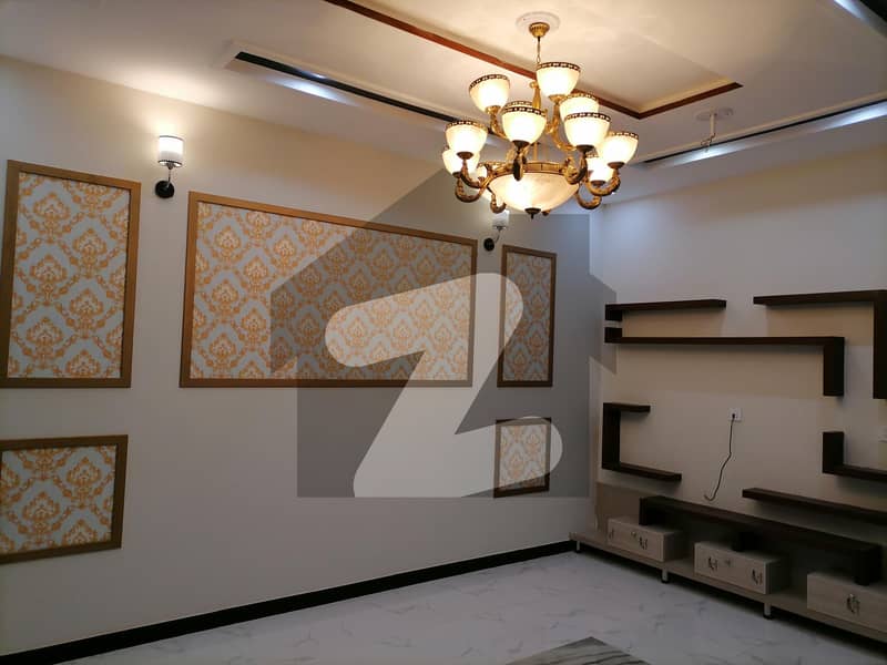 پی جی ای سی ایچ ایس فیز 1 پنجاب گورنمنٹ ایمپلائیز سوسائٹی لاہور میں 5 کمروں کا 8 مرلہ مکان 2.5 کروڑ میں برائے فروخت۔