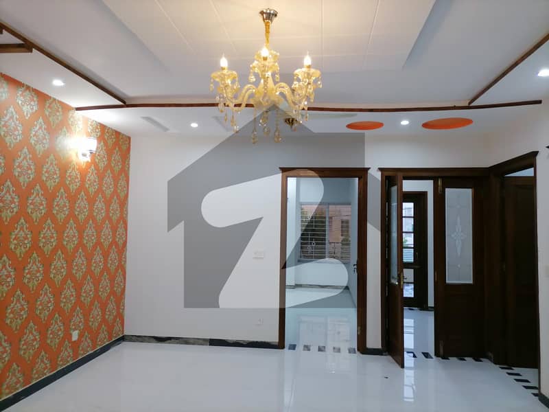 یو ای ٹی ہاؤسنگ سوسائٹی ۔ بلاک سی یو ای ٹی ہاؤسنگ سوسائٹی لاہور میں 7 کمروں کا 1 کنال مکان 5.75 کروڑ میں برائے فروخت۔