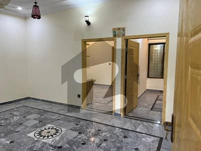 صادق آباد راولپنڈی میں 9 کمروں کا 7 مرلہ مکان 3.3 کروڑ میں برائے فروخت۔