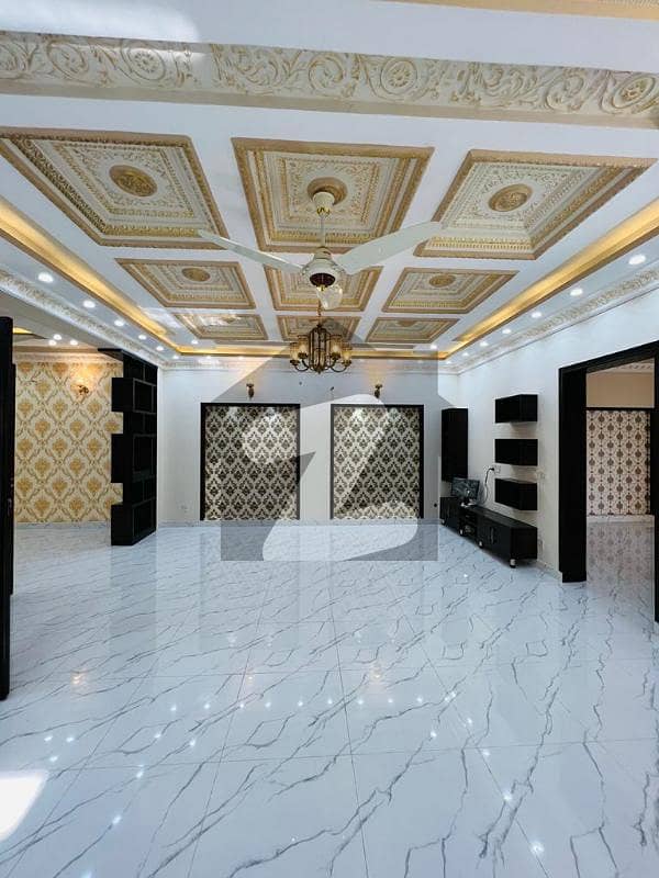 بحریہ ٹاؤن سیکٹر سی بحریہ ٹاؤن لاہور میں 5 کمروں کا 10 مرلہ مکان 3.3 کروڑ میں برائے فروخت۔