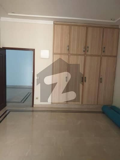 گلدشت ٹاؤن ۔ بلاک سی گُلدشت ٹاؤن لاہور میں 2 کمروں کا 8 مرلہ بالائی پورشن 35 ہزار میں کرایہ پر دستیاب ہے۔