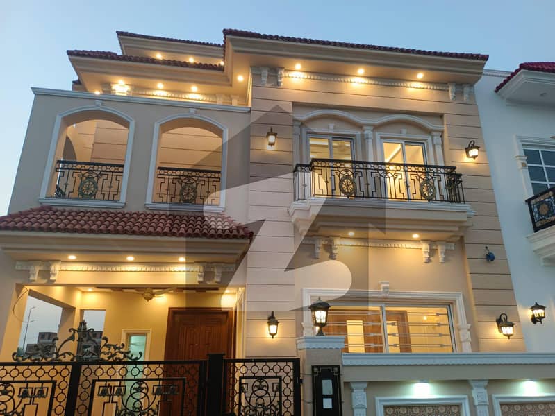 Corner House For sale In Green City