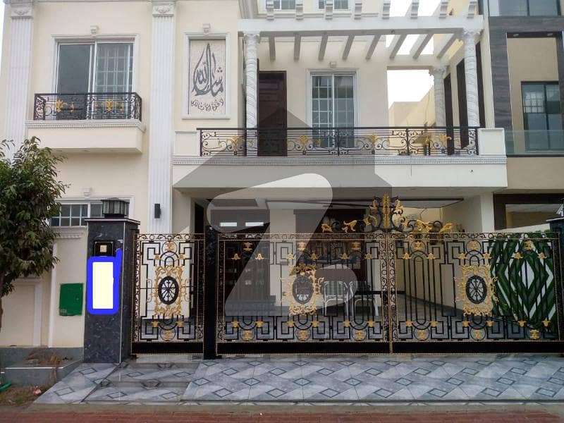 بحریہ ہومز بحریہ ٹاؤن سیکٹر ای بحریہ ٹاؤن لاہور میں 3 کمروں کا 5 مرلہ بالائی پورشن 55 ہزار میں کرایہ پر دستیاب ہے۔