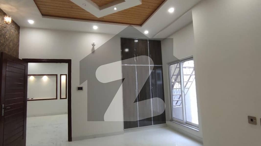 ایڈن ایگزیکیٹو ایڈن گارڈنز فیصل آباد میں 5 کمروں کا 7 مرلہ مکان 90 ہزار میں کرایہ پر دستیاب ہے۔
