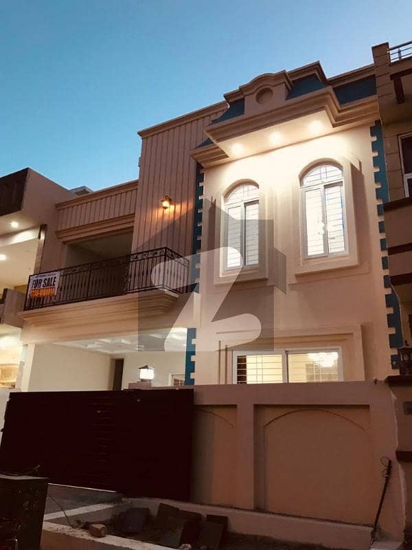 فیصل ٹاؤن - ایف ۔ 18 اسلام آباد میں 5 کمروں کا 10 مرلہ مکان 2.89 کروڑ میں برائے فروخت۔