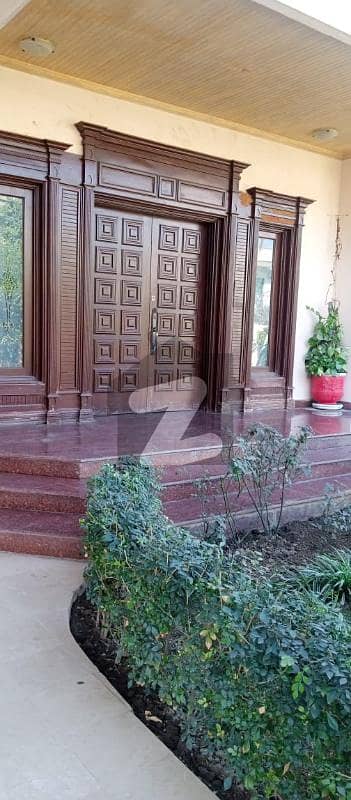اقبال ایوینیو فیز 1 اقبال ایوینیو لاہور میں 9 کمروں کا 2 کنال مکان 3.5 لاکھ میں کرایہ پر دستیاب ہے۔