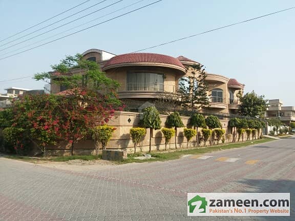 2. 5 Kanal Main Road Facing Park Corner Double Storey House With Basement For Sale
