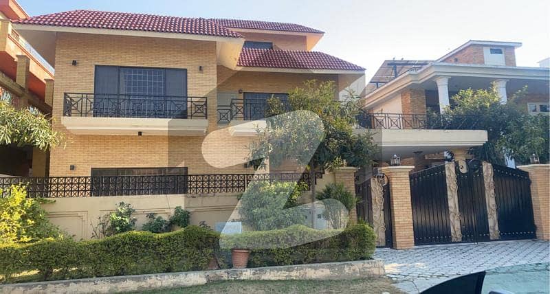 F-8/3 Old  House On Extremely prime Location Available For sale in Islamabad Pakistan