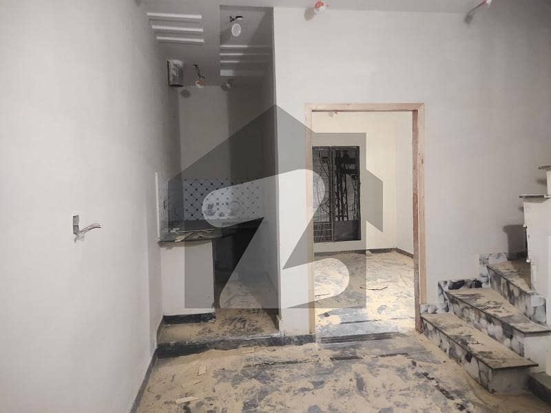 بسطامی روڈ سمن آباد لاہور میں 3 کمروں کا 3 مرلہ مکان 40 ہزار میں کرایہ پر دستیاب ہے۔
