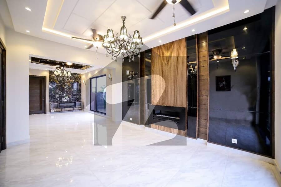 10 Marla Luxurious House Available For Rent