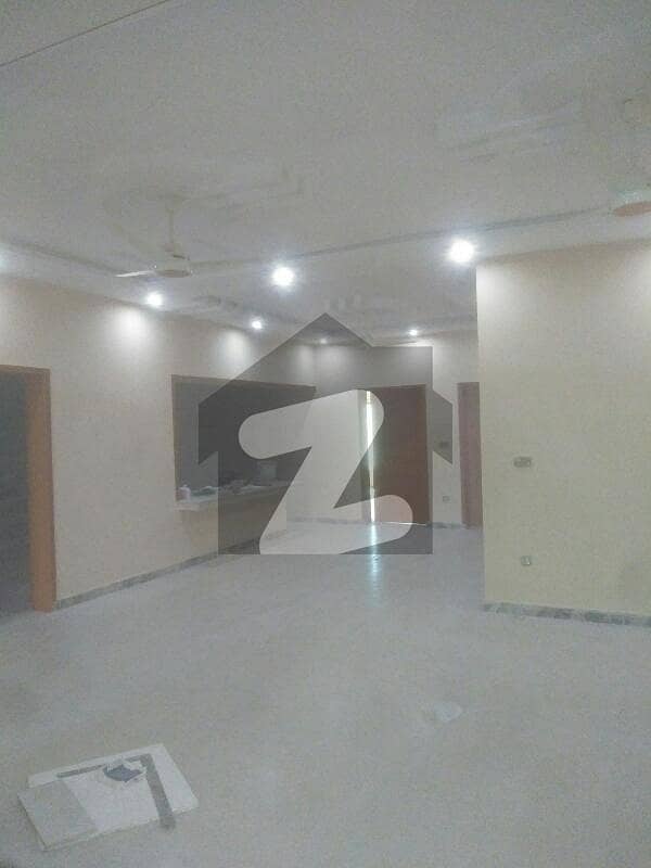نیسپاک ہاؤسنگ سوسائٹی فیز 3 - بلاک بی نیسپاک سکیم فیز 3 ڈیفینس روڈ لاہور میں 3 کمروں کا 1 کنال مکان 65 ہزار میں کرایہ پر دستیاب ہے۔