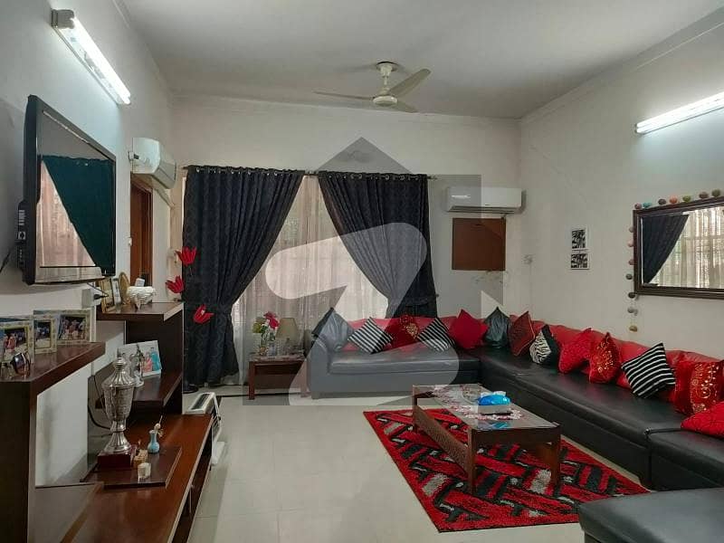 سرفراز رفیقی روڈ کینٹ لاہور میں 6 کمروں کا 2 کنال مکان 12 کروڑ میں برائے فروخت۔